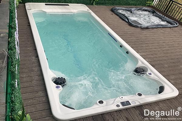 這種室內(nèi)無邊游泳池可以讓你在家做水療spa、游泳鍛煉