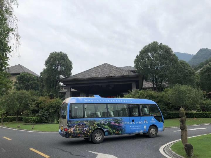 藍(lán)精靈今起開跑！湍口溫泉與杭州地鐵無縫對接地鐵16號線九洲站坐接駁車一小時直達(dá)湍口
