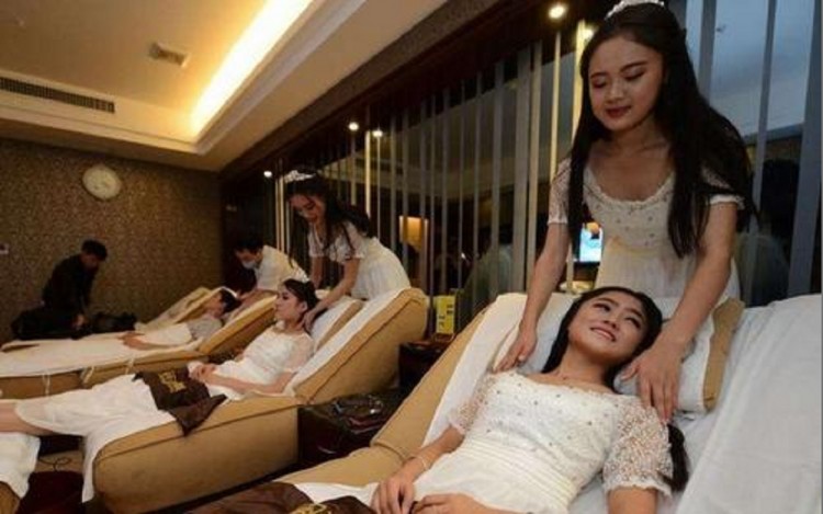深圳女人開按摩店免費給顧客按摩一年反倒年賺200萬牛
