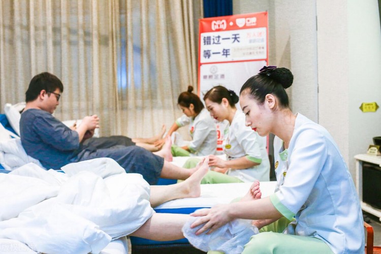 一名男子在深圳開了一家足浴店，利用“雙人同行一人免費”，一年賺270萬