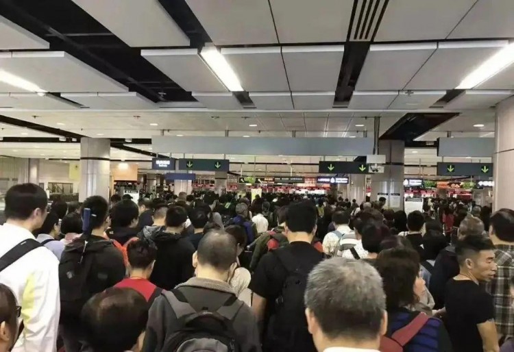 深圳技師忙瘋了會(huì)所被香港人擠爆！這就對(duì)了
