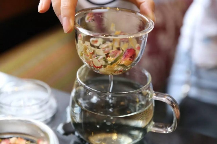 光靠天生麗質(zhì)是留不住美好童顏的