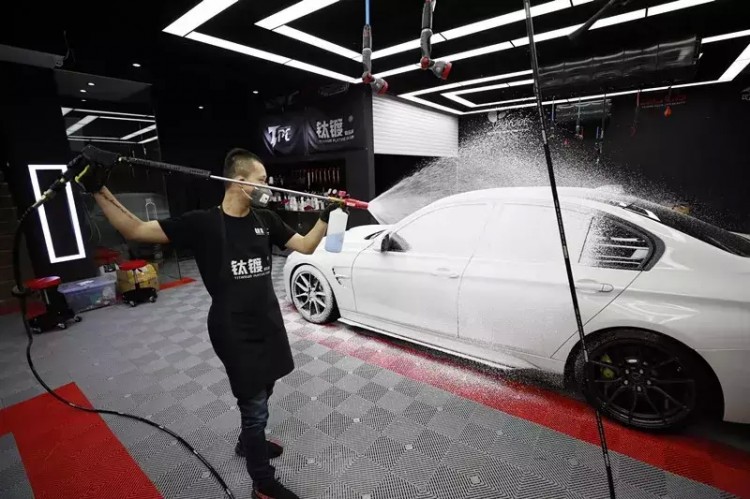 每天只洗10輛車卻有無(wú)數(shù)人排隊(duì)天津這位小哥堅(jiān)持把洗車做到極致