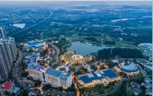泡熱湯賞湖景！開業(yè)驚艷整個(gè)南京的歐式城堡酒店！元旦春節(jié)通用！