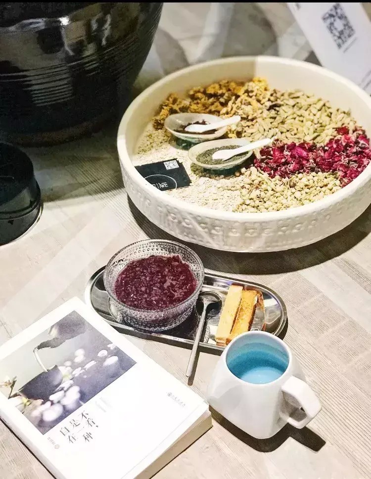 去山城重慶的一個(gè)巷子里在初漸來(lái)一場(chǎng)SPA躲在屋子里度個(gè)假