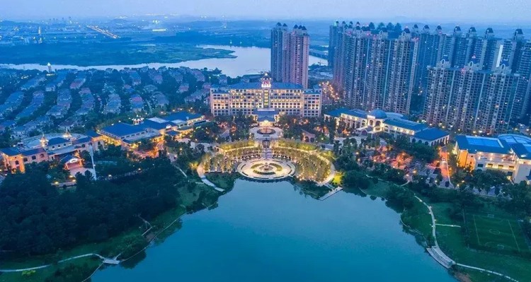 南京度假新地標(biāo)：在臥龍湖畔的歐陸式城堡中盡享妙曼的度假時(shí)光