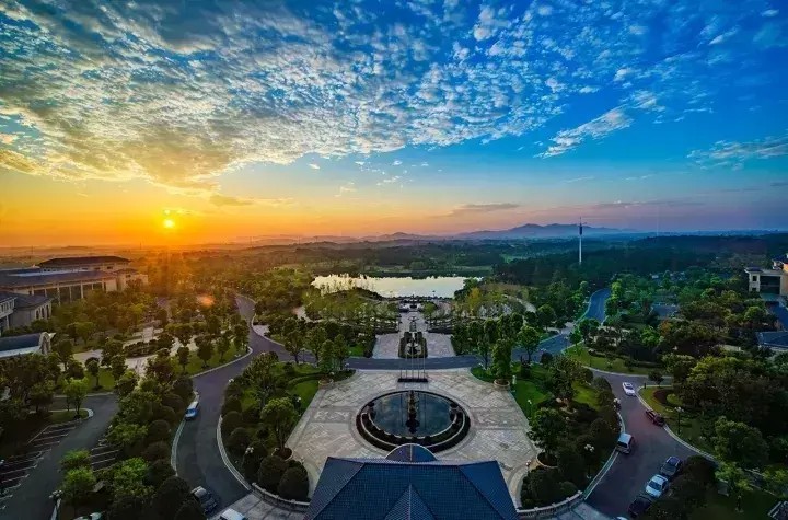 南京度假新地標(biāo)：在臥龍湖畔的歐陸式城堡中盡享妙曼的度假時(shí)光