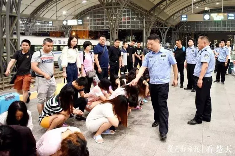 武漢警方突襲全國多地一下抓了237人！他們的行為令人作嘔