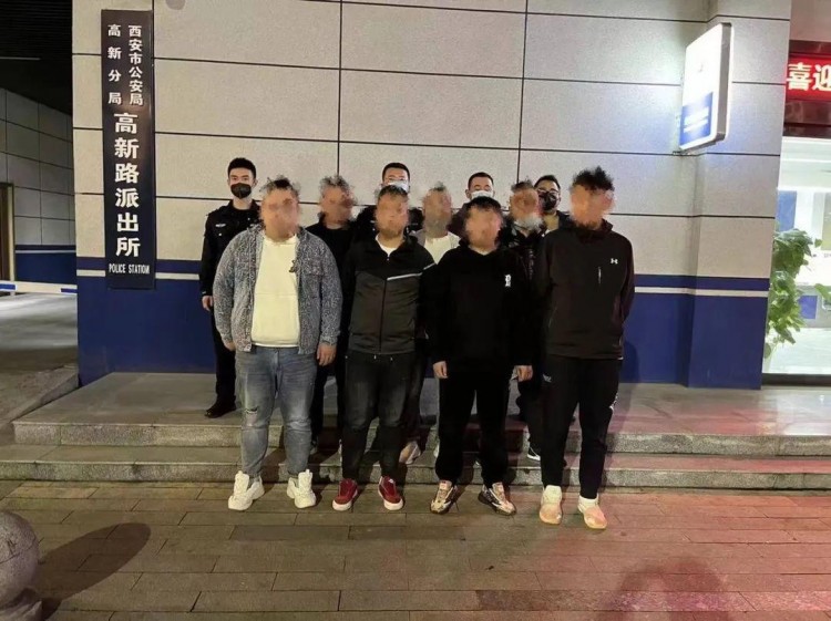 洗浴中心內(nèi)落網(wǎng)西安高新警方抓獲9名兩卡黑灰產(chǎn)業(yè)鏈嫌疑人