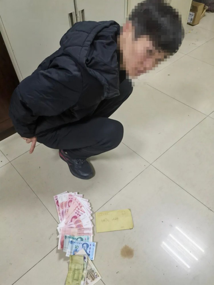 砸車(chē)窗偷走1箱茅臺(tái)1箱五糧液的嫌疑人在西安一洗浴中心被抓獲