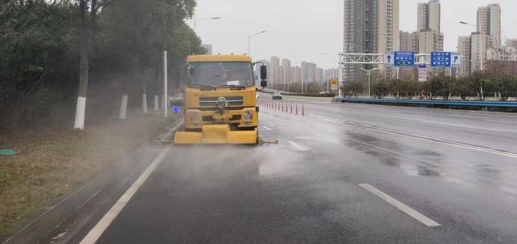 雨中除塵：漢陽(yáng)城管為城市做深度SPA