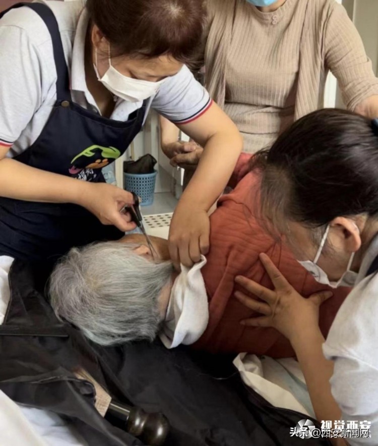 上門助浴為老人送來床邊幸福西安二十所社區(qū)用心守護(hù)夕陽紅