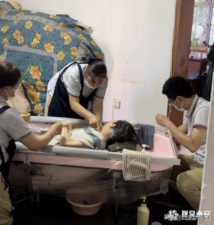 上門助浴為老人送來床邊幸福西安二十所社區(qū)用心守護(hù)夕陽紅