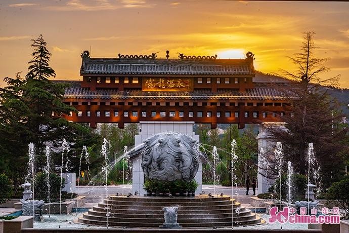 詩(shī)與遠(yuǎn)方云上見(jiàn)|走進(jìn)崑龍溫泉一池仙泉仙霧縹緲