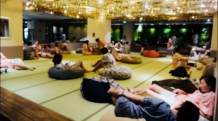 哈爾濱洗浴店客流量翻倍！排隊(duì)搓澡東北洗浴熱度持續(xù)攀升！