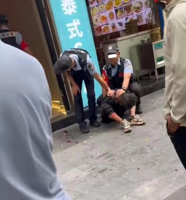 突發(fā)！三亞大東海一店鋪發(fā)生惡性事件嫌疑人被控制現(xiàn)場(chǎng)曝光