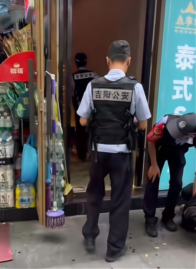 突發(fā)！三亞大東海一店鋪發(fā)生惡性事件嫌疑人被控制現(xiàn)場(chǎng)曝光
