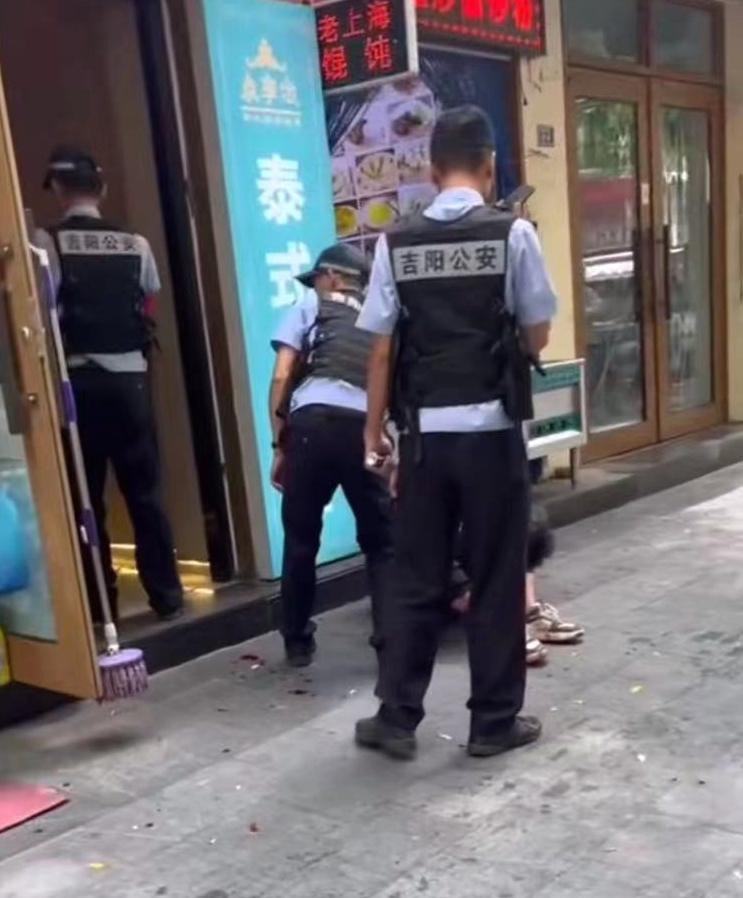 突發(fā)！三亞大東海一店鋪發(fā)生惡性事件嫌疑人被控制現(xiàn)場(chǎng)曝光