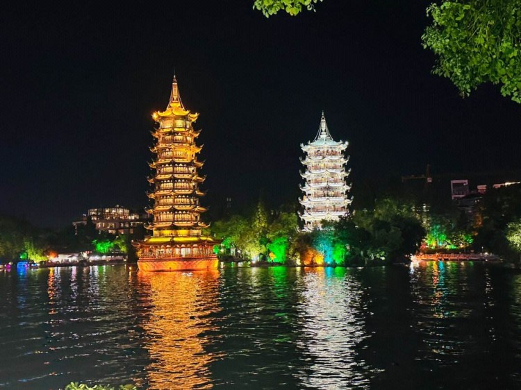 抵達(dá)桂林豪華商務(wù)專(zhuān)車(chē)接機(jī)住桂林