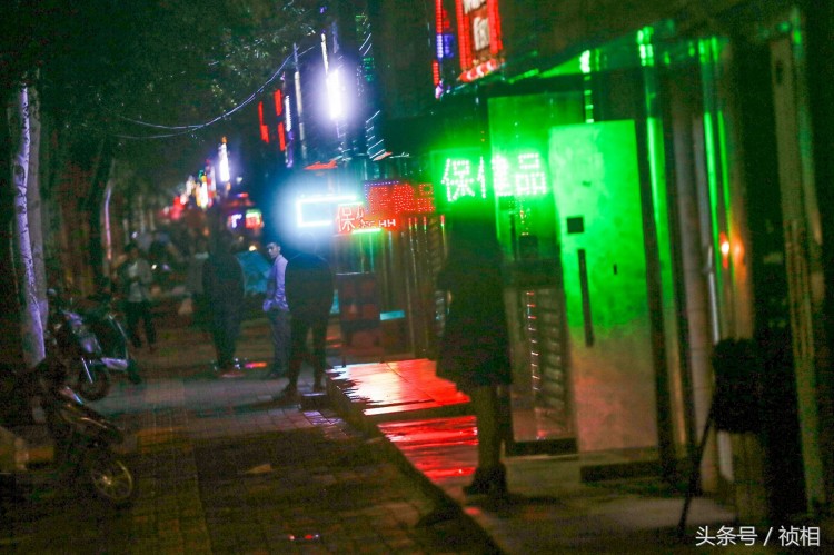 陜西榆林一學校旁100米街道分布著數(shù)家夫妻用品店按摩店