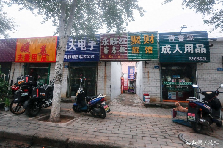 陜西榆林一學校旁100米街道分布著數(shù)家夫妻用品店按摩店