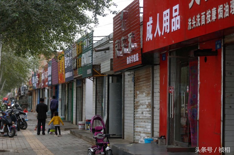 陜西榆林一學校旁100米街道分布著數(shù)家夫妻用品店按摩店