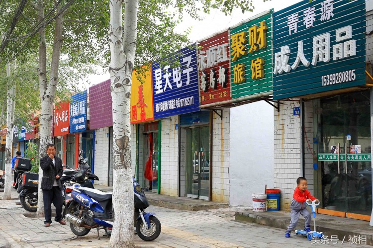 陜西榆林一學校旁100米街道分布著數(shù)家夫妻用品店按摩店