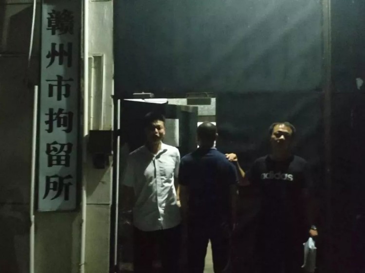 贛州一保健中心打著正規(guī)按摩旗號(hào)涉黃警方從現(xiàn)場(chǎng)帶走多人老板投案自首