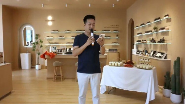 大統(tǒng)集團徐總等為南陽金瑪特一樓暖樹香薰SPA薈所開業(yè)剪彩！