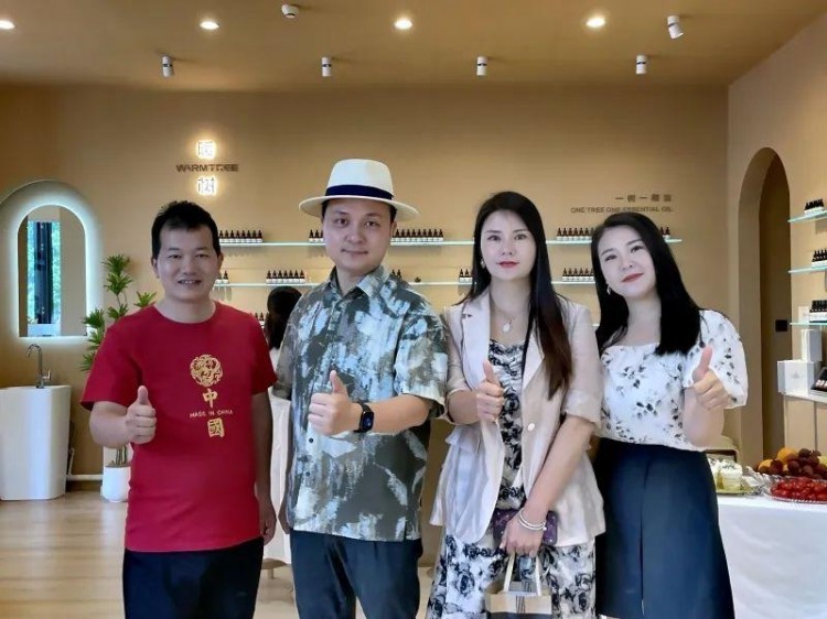 大統(tǒng)集團徐總等為南陽金瑪特一樓暖樹香薰SPA薈所開業(yè)剪彩！