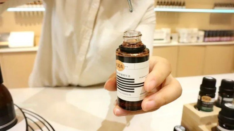 大統(tǒng)集團徐總等為南陽金瑪特一樓暖樹香薰SPA薈所開業(yè)剪彩！
