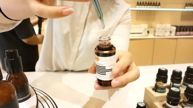 大統(tǒng)集團徐總等為南陽金瑪特一樓暖樹香薰SPA薈所開業(yè)剪彩！