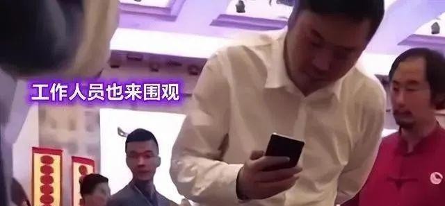 嘴巧女技師震撼足療表演男顧客尖叫連連網(wǎng)友：超乎想象