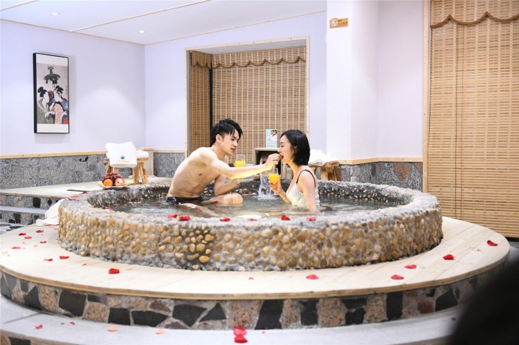 肇慶新開(kāi)了家溫泉度假酒店全日式風(fēng)格房間都有私家大泡池贊