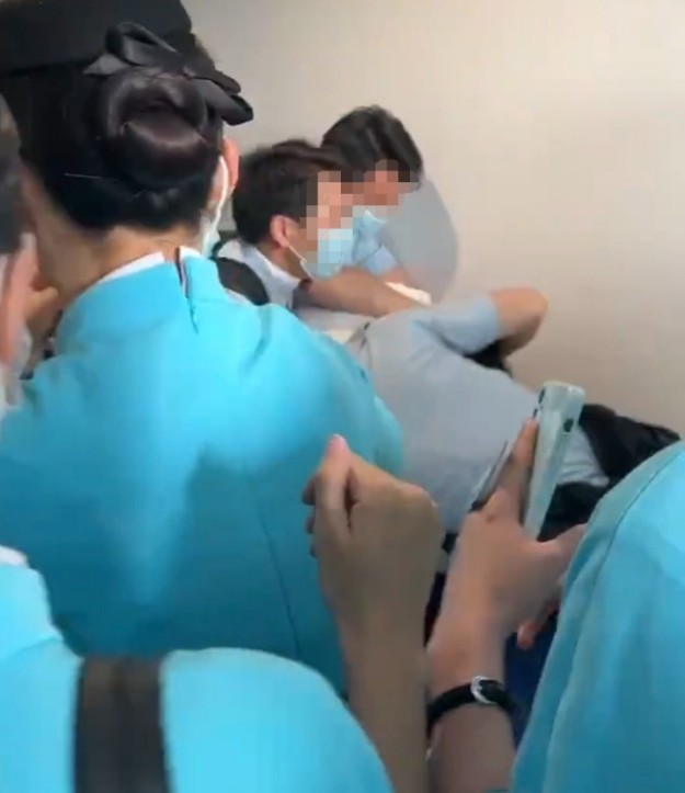 按摩偷拍技師裙底摸大腿飛行員女廁偷拍空姐！這種嗜好真不少