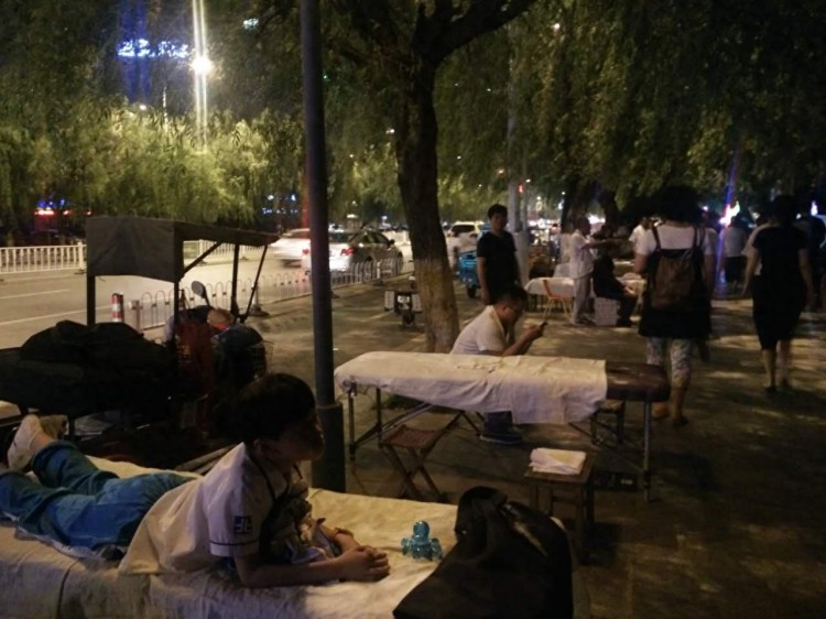 夜間探索阜陽公園按摩夜市，為市民解除疲勞，贏得市民歡迎