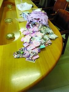 孝感警察清洗了城市的“小卡片”，兩個(gè)組織的賣淫團(tuán)伙被摧毀，33人被捕