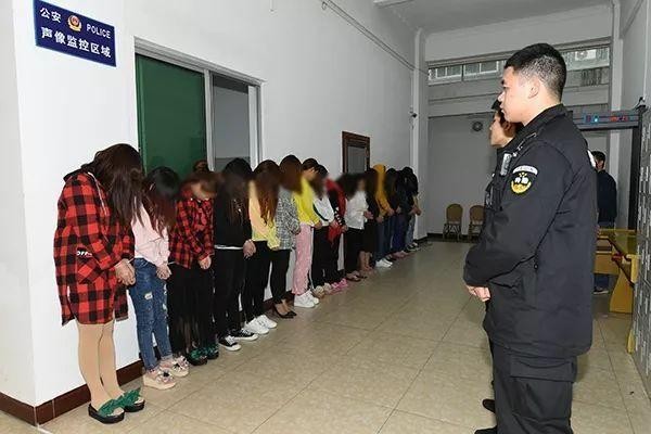 梅州警方重拳出擊搗毀城區(qū)2個涉黃窩點抓獲嫌疑人31名