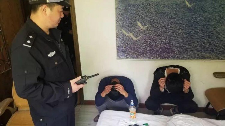 荊門東寶公安節(jié)前清查賓館網(wǎng)吧按摩店...抓獲5人！