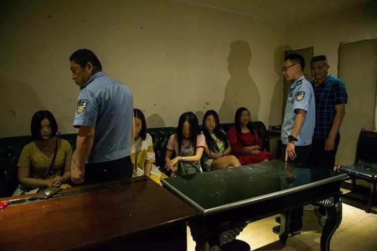 警方突擊清查足浴場所KTV...多名女子涉嫌有償陪侍服務(wù)