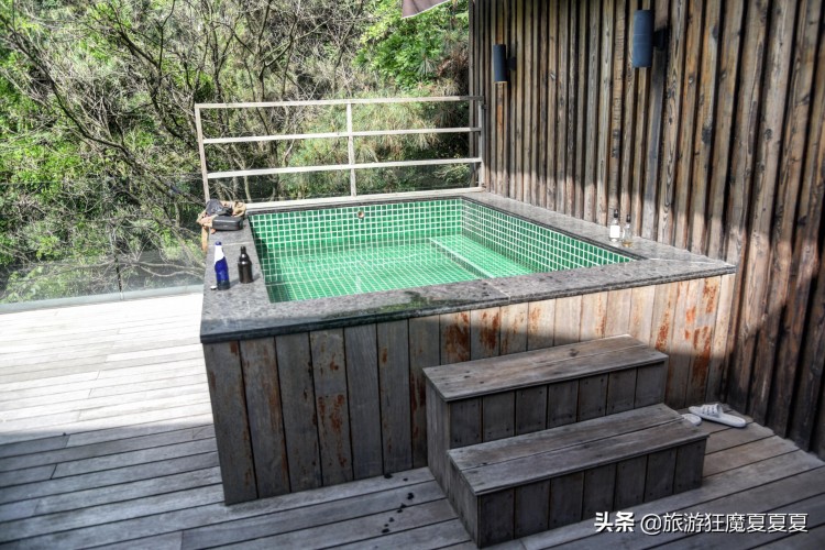 實(shí)拍溧陽山野溫泉酒店不僅樹屋別出心裁足不出戶就可享受溫泉