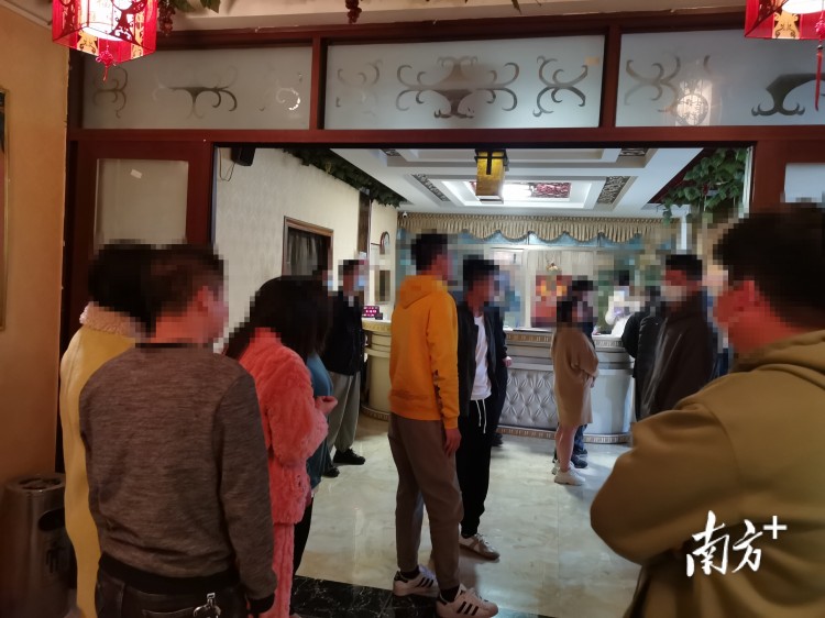 深夜出擊！梅州豐順警方搗毀一涉黃沐足中心現(xiàn)場(chǎng)抓獲14人