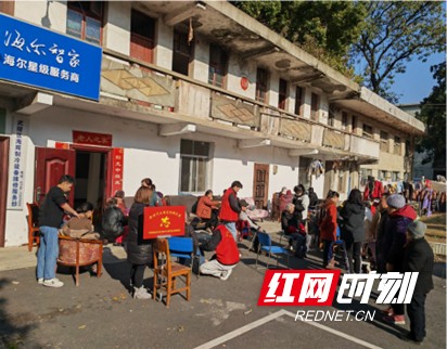 新時(shí)代文明實(shí)踐耀武陵|丹陽(yáng)街絲瓜井社區(qū)開展“愛冬至”老年按摩體驗(yàn)活動(dòng)