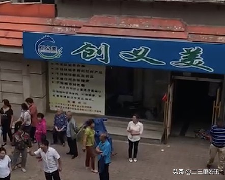 鐵嶺兩女子理療店前起爭執(zhí)當(dāng)街對罵大打出手