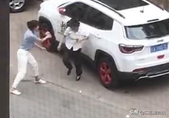 鐵嶺兩女子理療店前起爭執(zhí)當(dāng)街對罵大打出手