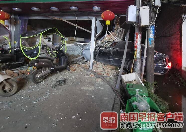 什么原因？防城港一輛豐田車沖進(jìn)美容俱樂部，司機(jī)腿斷了…