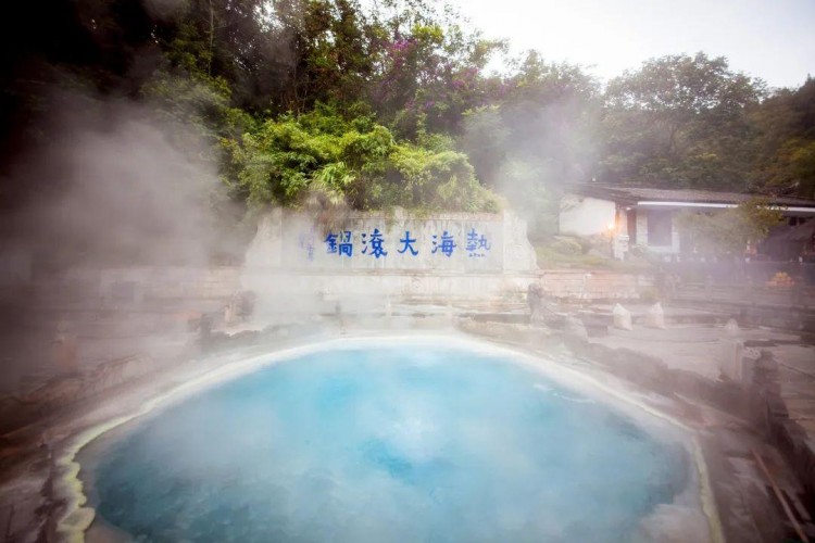 5·19幸福旅程從保山開始丨最強(qiáng)五一游騰沖地?zé)釡厝轀浀檬詹?></p><p><p><p>從騰沖市區(qū)出發(fā)，這是一處最近的大眾溫泉，設(shè)有室內(nèi)泡池、室外泡池、成人游泳池兒童游泳池、室外沙灘水上樂園、生態(tài)園區(qū)、休閑室外亭，集餐飲美食、休閑娛樂等為一體。</span></span></p><p><p><p>洞山溫泉水富含硅酸，為堿性重碳酸氫鈉型淡溫泉，洞山溫泉含有多種活性作用的微量元素，對(duì)改善體質(zhì)、增強(qiáng)抵抗力、慢性風(fēng)濕性關(guān)節(jié)炎，均有一定的幫助。</span></span></p>  </article><div   id=