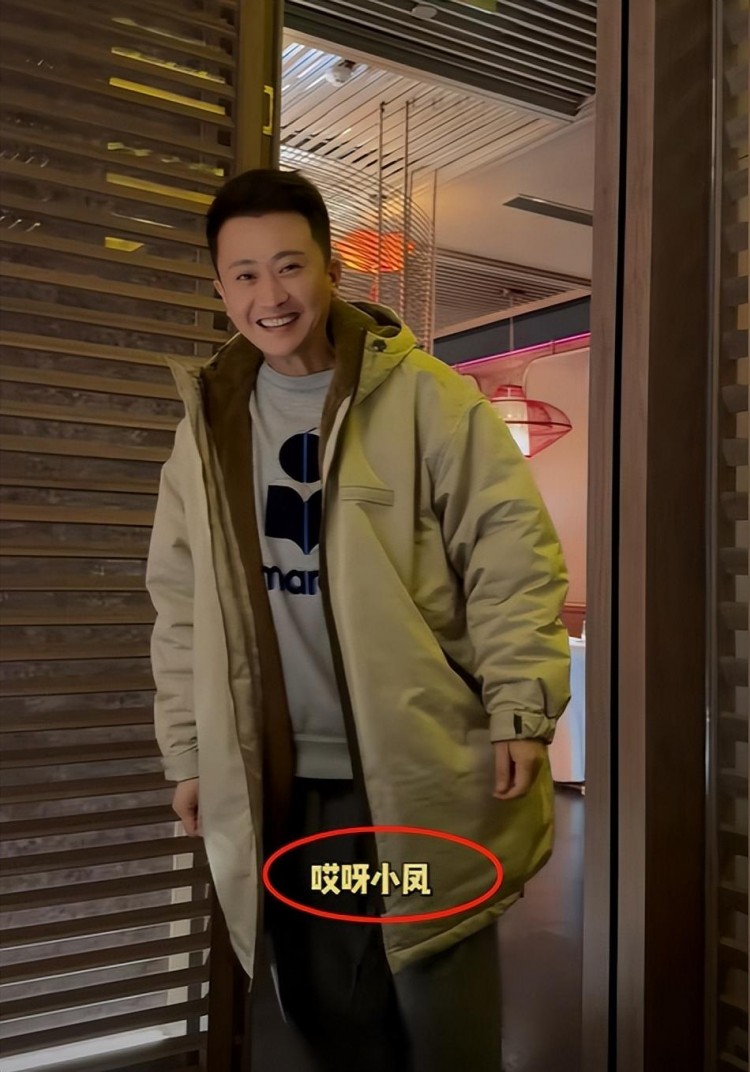 楊帆：38婦女節(jié)秀恩愛當(dāng)年在鐵嶺上高中時(shí)就一直叫老婆小鳳