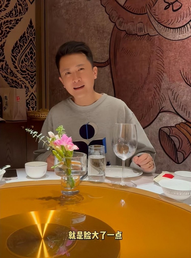 楊帆：38婦女節(jié)秀恩愛當(dāng)年在鐵嶺上高中時(shí)就一直叫老婆小鳳