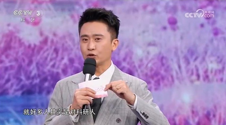 楊帆：38婦女節(jié)秀恩愛當(dāng)年在鐵嶺上高中時(shí)就一直叫老婆小鳳